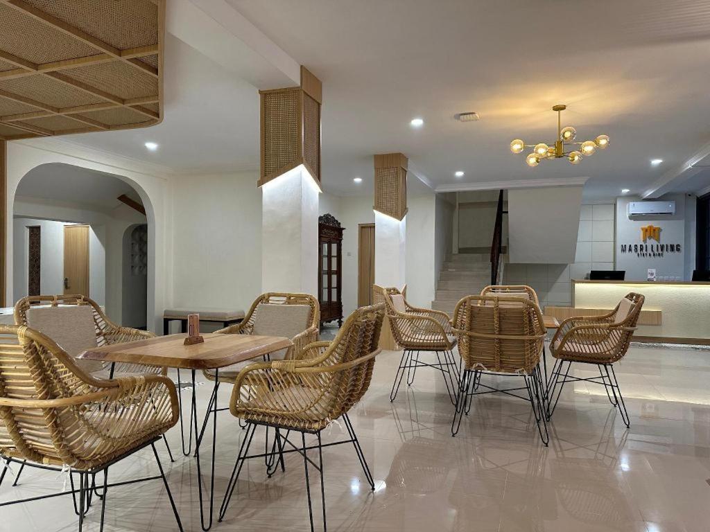 Masri Living By Daphna International Hotell Yogyakarta Exteriör bild